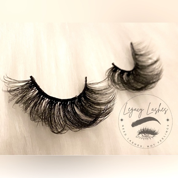 Cozy - Calm But Full Volume Lash 🧖🏼♀️ - Picture 2 of 3